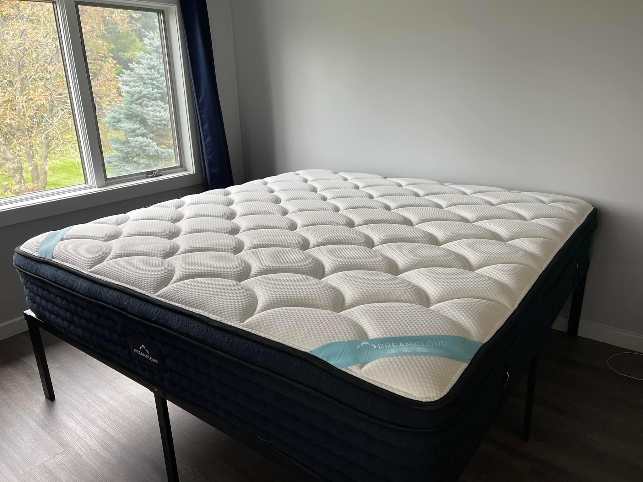 LIKE NEW - King - Pillow top Luxury Hybrid pillow top Mattress