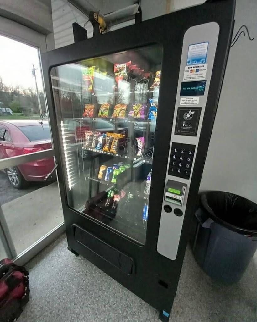 VENDING MACHINE WITH CREDIT CARD READER