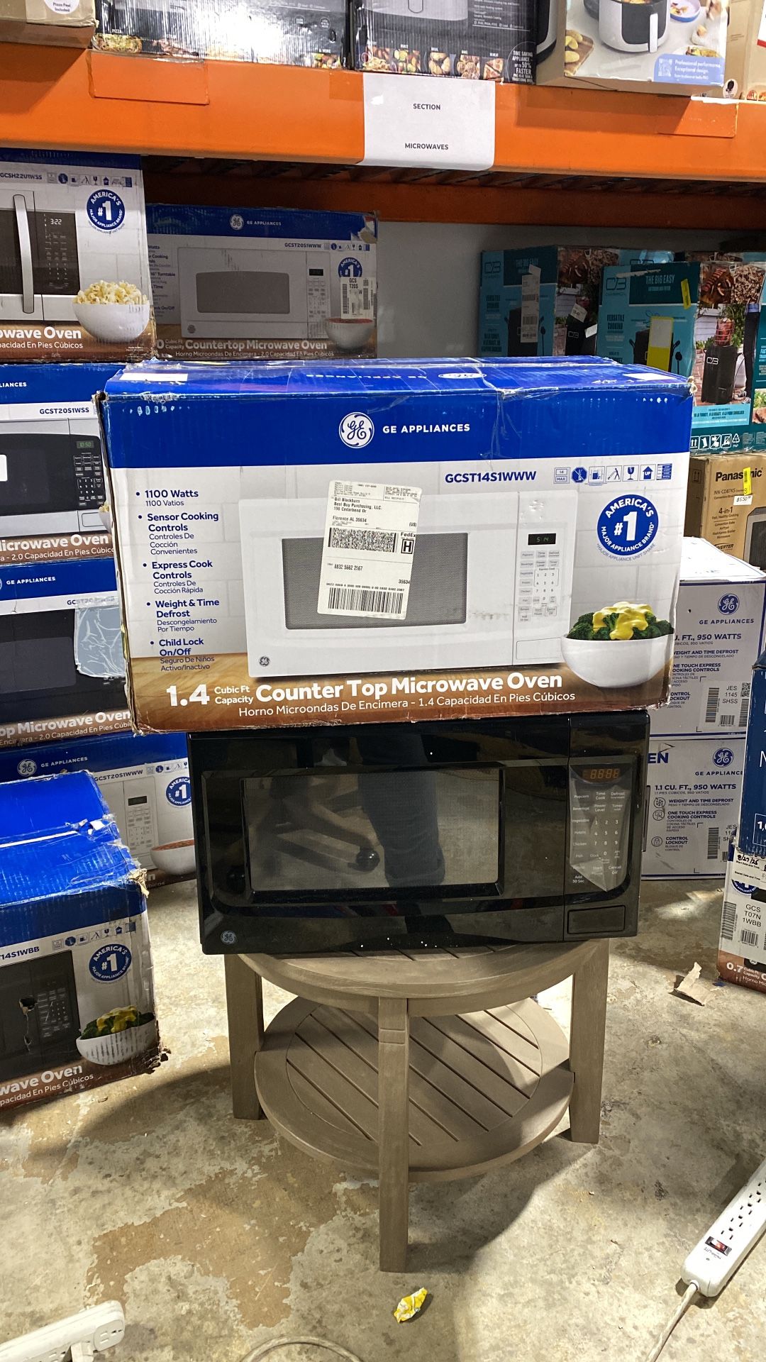 GE 1.4 Cu. Ft. Capacity Microwave Oven  1 pcs  $176