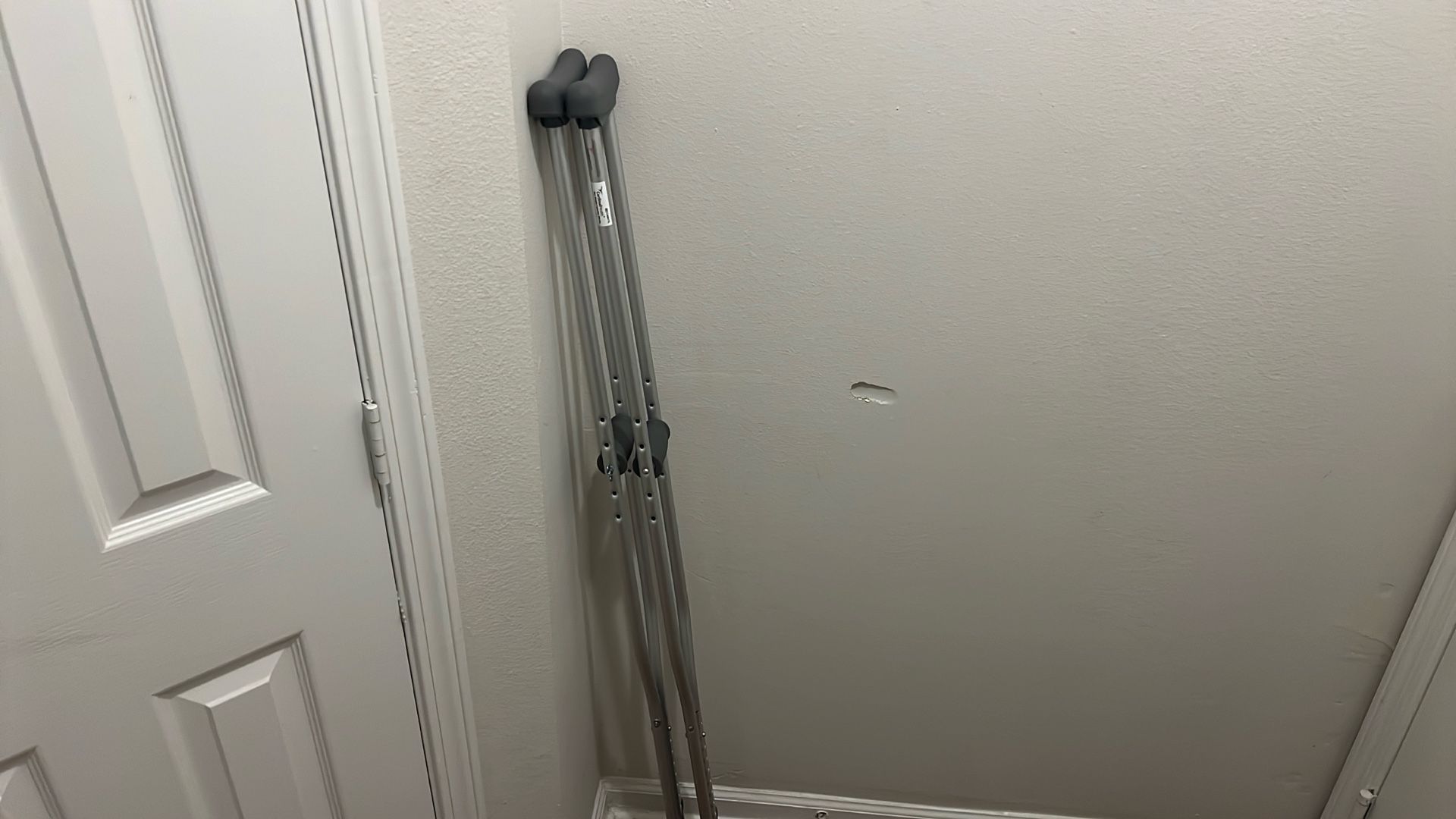 6ft Adjustable Crutches