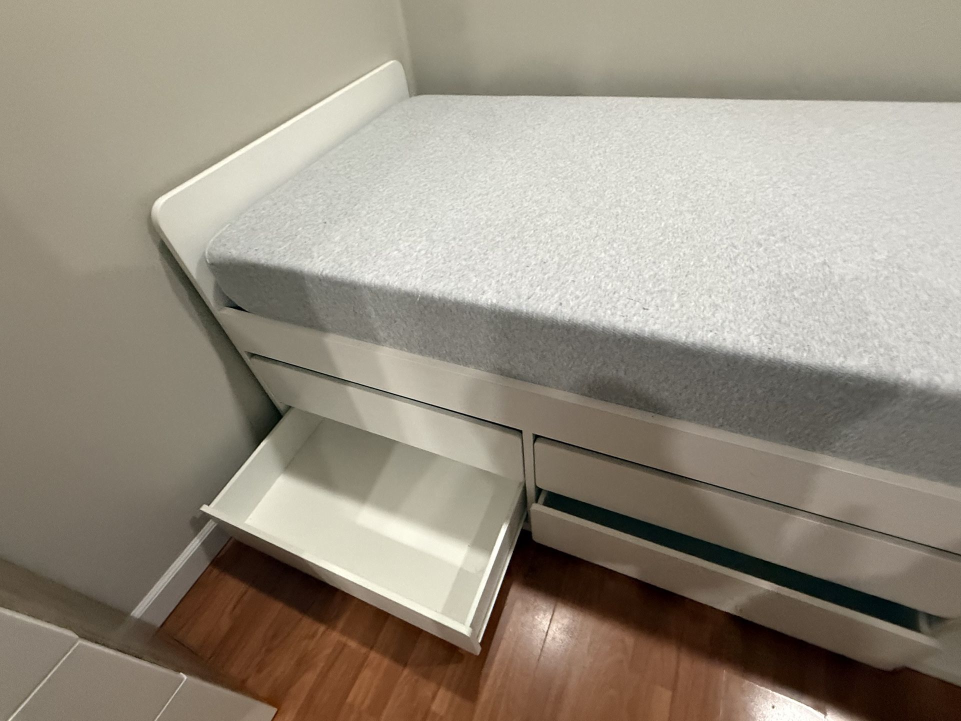 Kids White Twin Bed With 4 Drawers & New Foam Mattress 