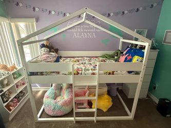 Twin bunkbed with loft underneath