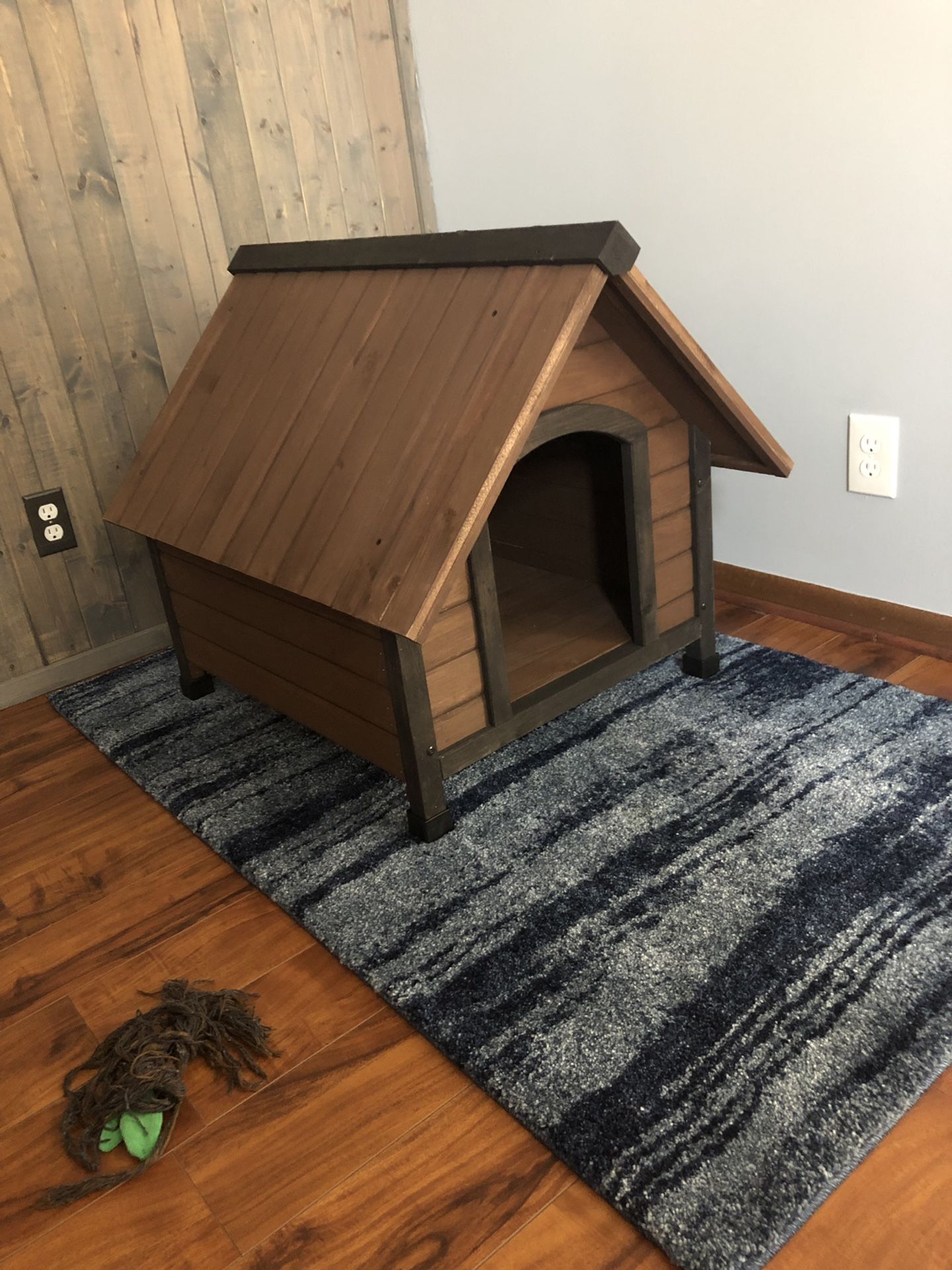 Beautiful wood doghouse (dog house)