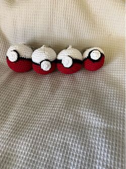 Crochet pokeballs with key chain