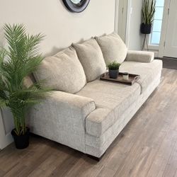 Couch (FREE Delivery!🚚)