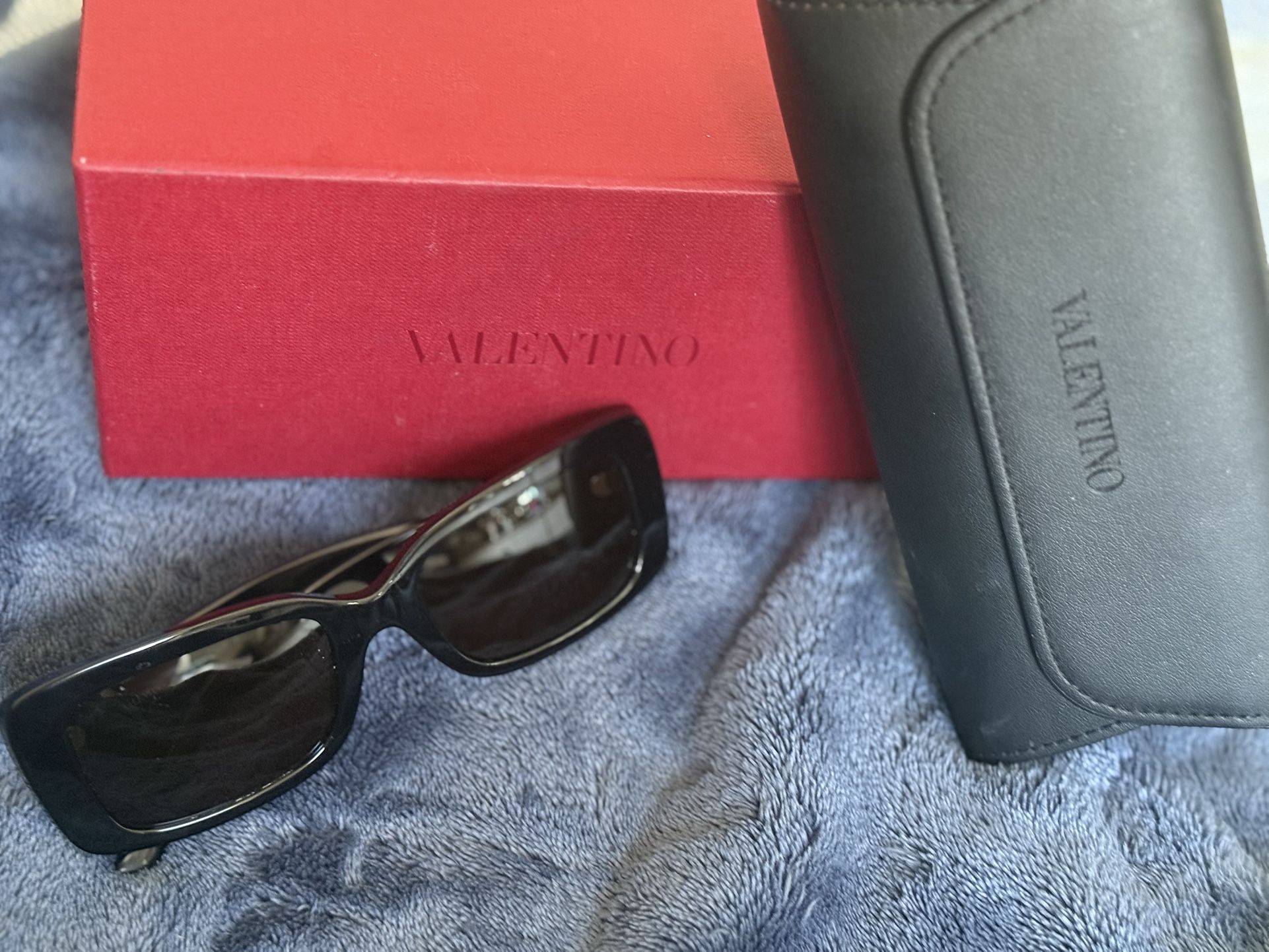 Sunglasses 🕶️ Valentino Original 100% only used only 2 times