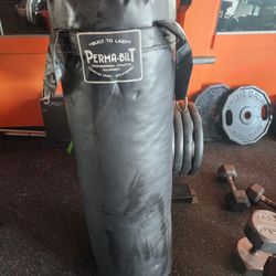 HEAVY LEATHER PUNCHING BAG 100 LBS ( EXCELLENT CONDITION  )