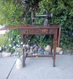 Singer Sewing Machine in Wooden Cabinet/ Table with Locking Key for Drawer Works on Drawer