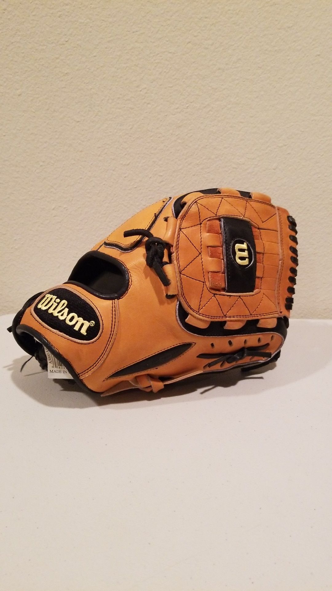 WILSON A3000 BASEBALL GLOVE.