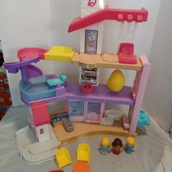 Little People Barbie Dreamhouse And 3 Little People  And Table Chairs And Pizza Tray