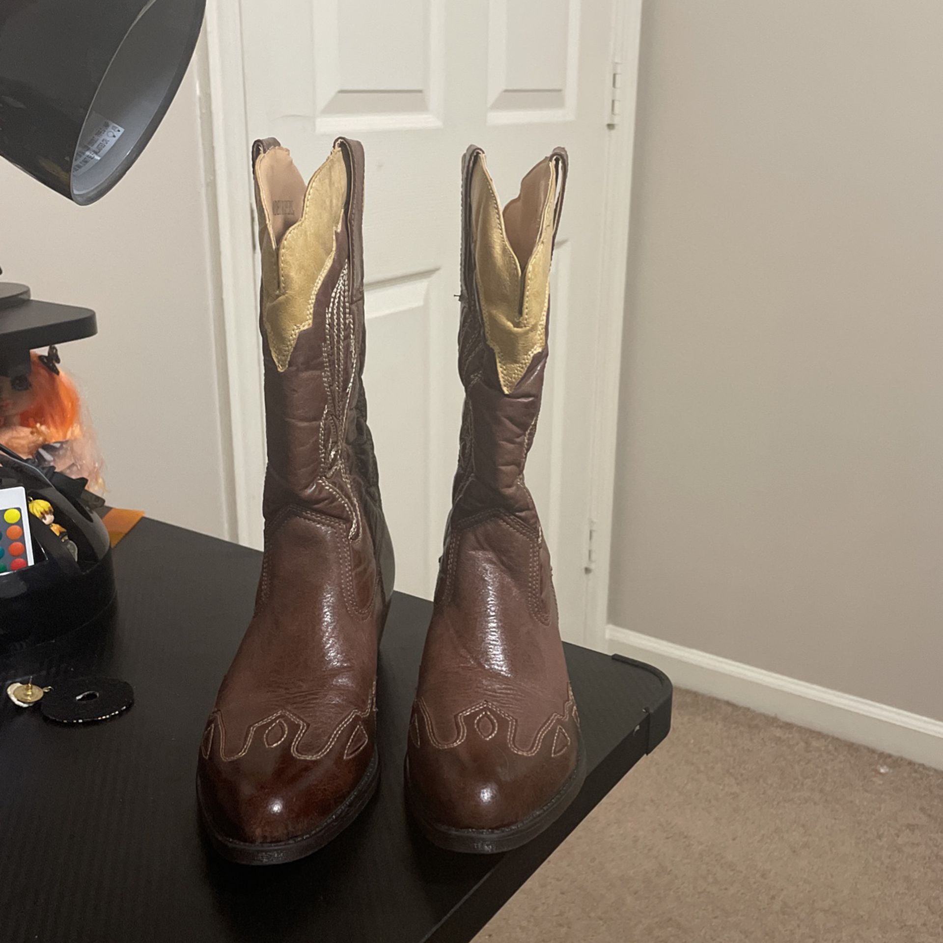Size 4m Hazelnut Colored Boots 