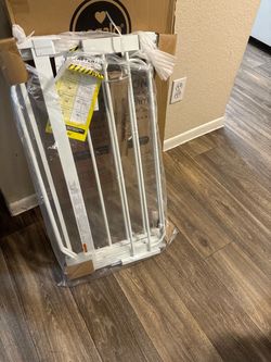 Regalo Safety 29"-38.5" Easy Step Baby Gate, Bottom