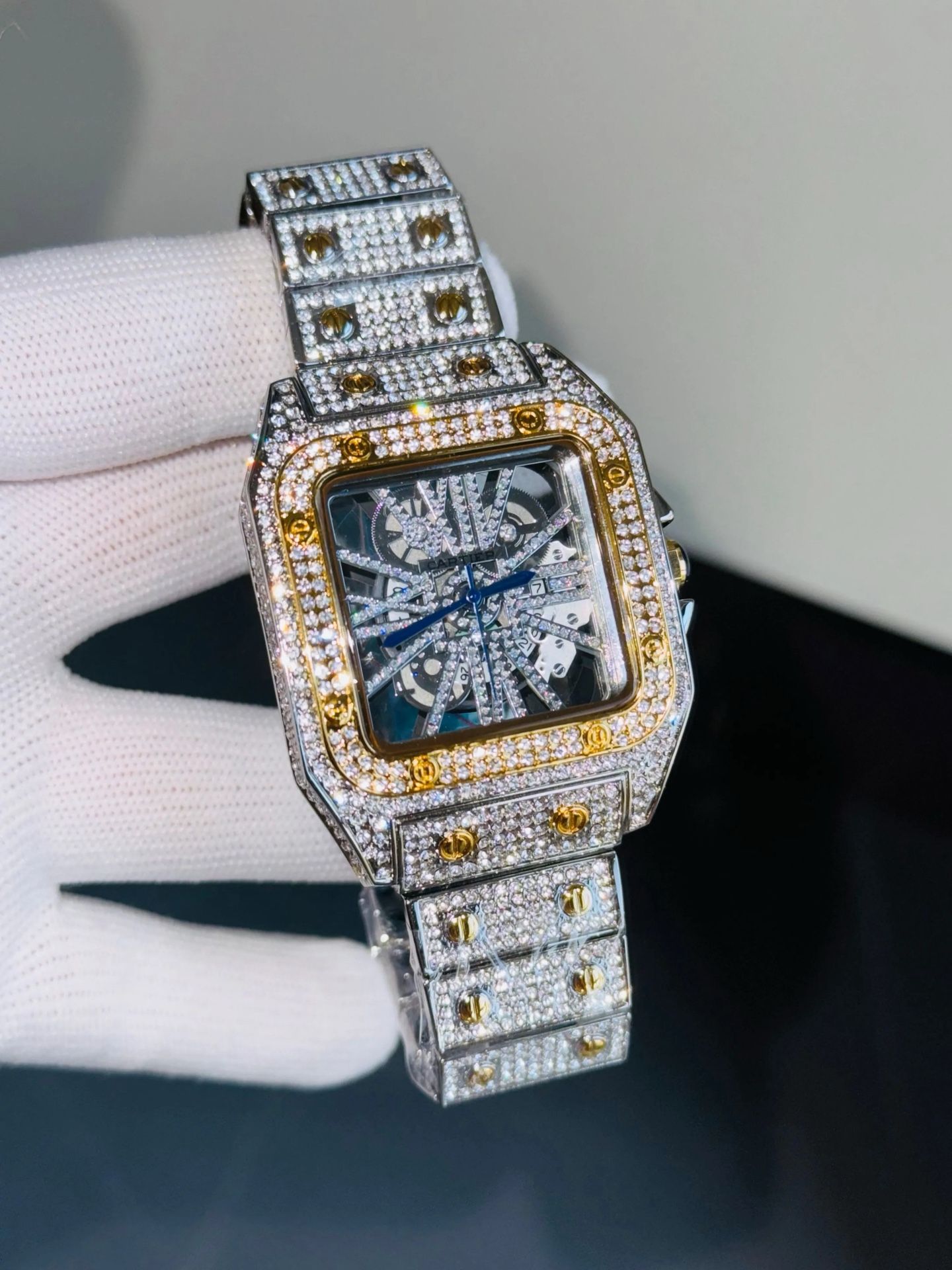 Luxurious Wrist Time