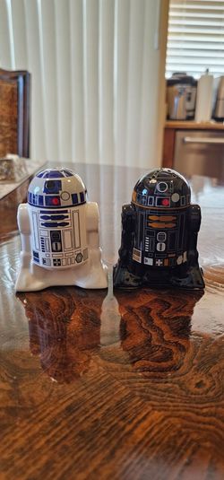 Star Wars R2 D2 & R2 Q5 Salt & Pepper Ceramic Disney Lucasfilm / Collectible / Darth Vader / Yoda / Millennium Falcon / Gift / Man Cave