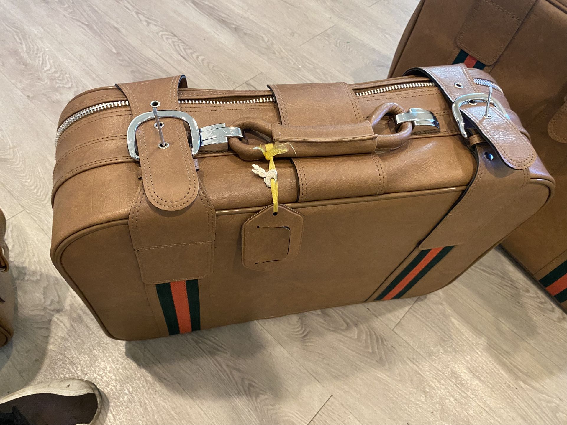 set de Equipajes De Cuero Modelo Clásico De Los Noventas nuevos de cincho dañado solamente