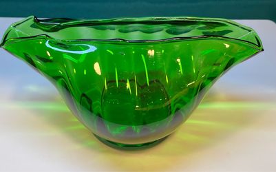 Beautiful piece of art glass! Stunning emerald green in color with a clam shell shape.