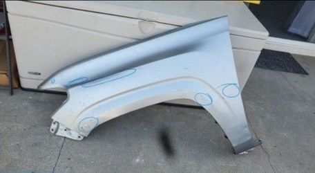 2016 - 2023 TOYOTA TACOMA LEFT FENDER
DRIVER SIDE USED OEM. X4
