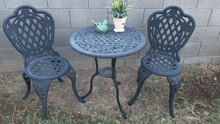 Gorgeous Metal heavy iron bistro set