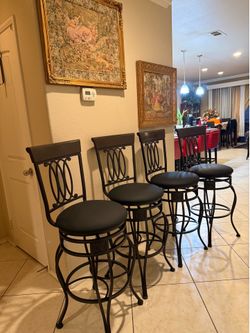 set of 4 new bar stools