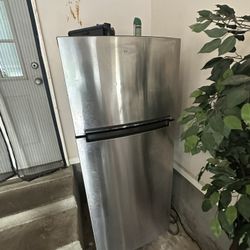Refrigerator (Whirlpool)