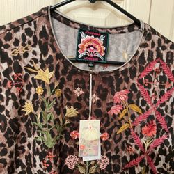 Women crewneck T - shirt. Johnny Was