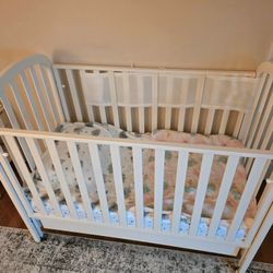 BEAUTIFUL WHITE BELLINI CRIB (Delivery Available)