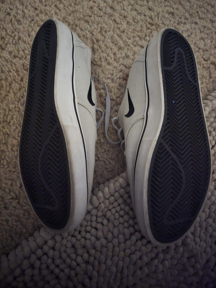 Nike Kids Sneaker Size 5