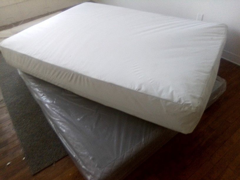 Queen Size Mattress - Special Foam, Brand New Costs Over $ 1,000 + Box Spring Still Wrapped In Plastic