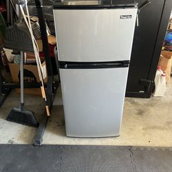 Magic chef Mini Fridge In Yucaipa ca 92399