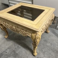 Lovely End Table with Glass Top Insert