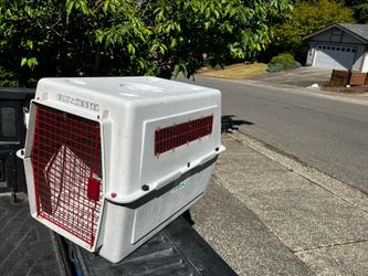 Medium Dog Kennel Crate Carrier Airline Approved like New 32” L by 22 “ W by 23”