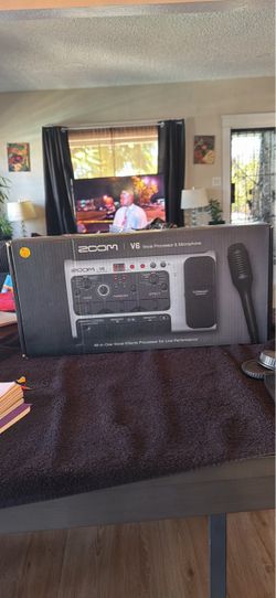 Zoom V6 vocal processor and microphone