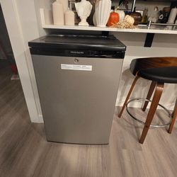 🧊 Compact Refrigerator 🚀