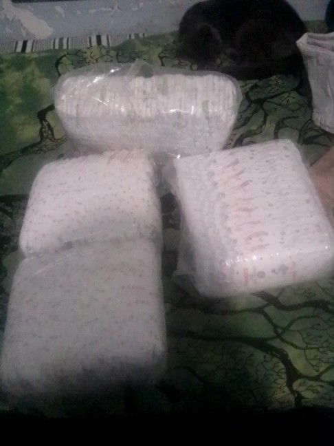 Se vende Estos Pañales De Niño Marca Hugguiess