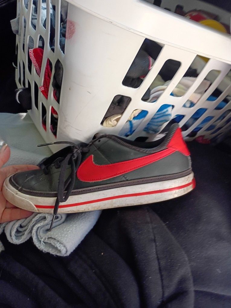 Women's Black And Red Nikes