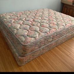 Sealy Posturepedic Queen Size Plush Pillow Top Mattress & Boxspring In Excellent Clean Condition 