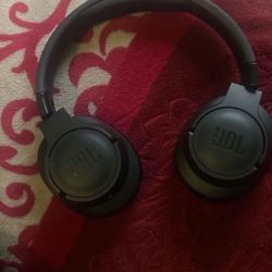 JBL Tune 770NC headphones 