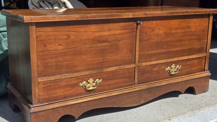 4' Lane cedar-lined hope chest