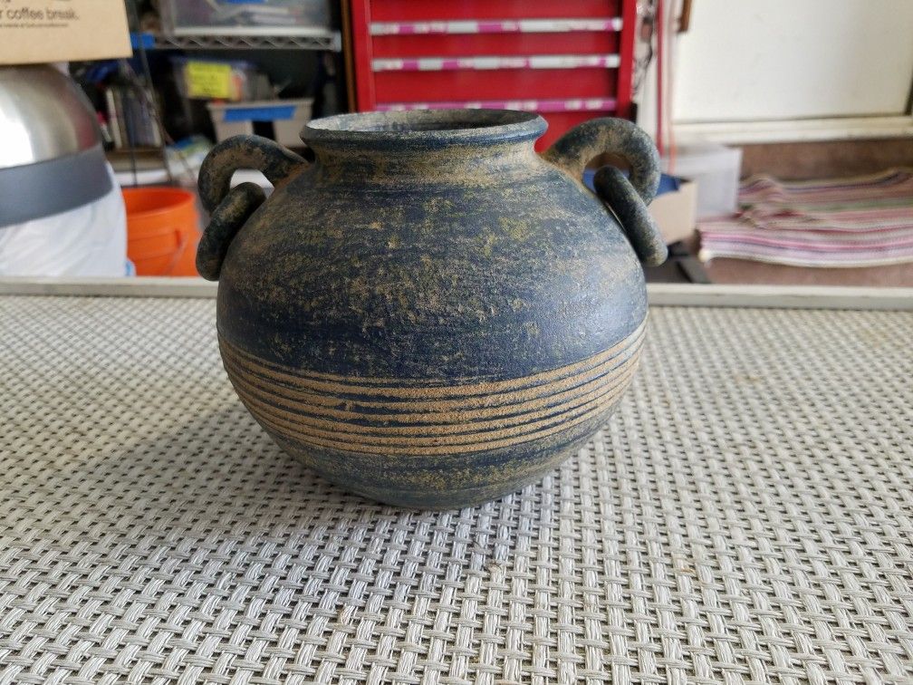 Pottery pot.