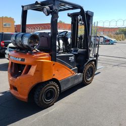 Propane Doosan Forklift G25N-7 ( 3163 hours)  with Pneumatic tires - 18,500$  