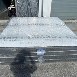 NEW MATTRESS KING SIZE PLUSH WITH BOX SPRING
