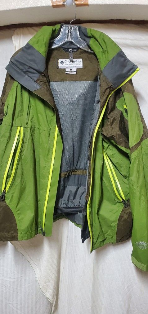 Men's Columbia Rain Jacket In Excellent Condition 