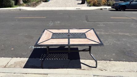 Free outdoor table