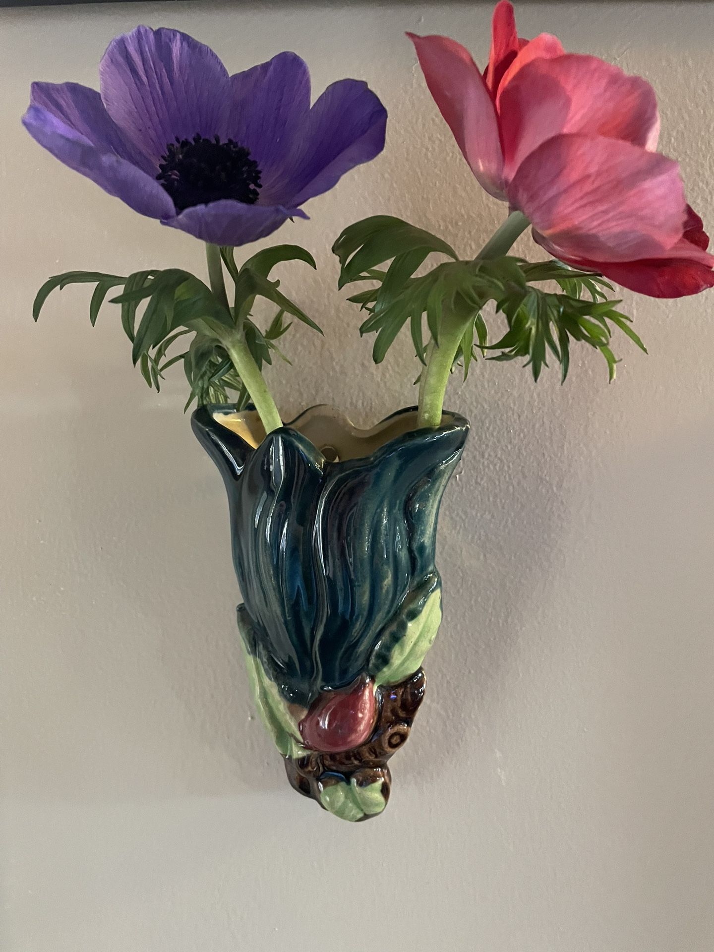 Vtg Japanese porcelain wall pocket vase, likely made mid-20th Hand Painted 