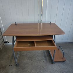 Gratis Los 2 Desks For Computer