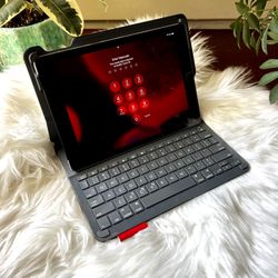 Apple iPad Air 2 And Logitech Type Case Keyboard 
