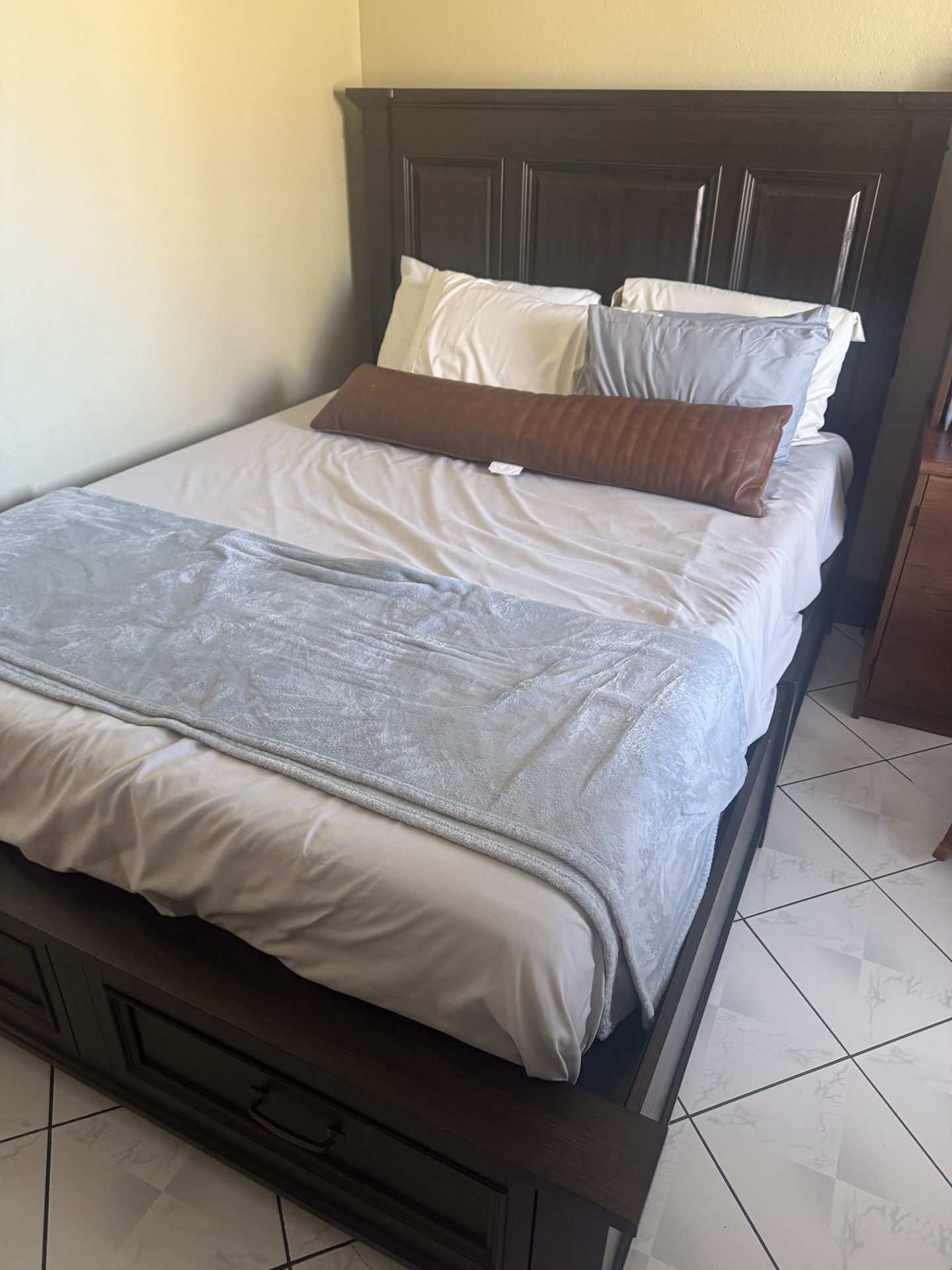 Costco Queen bed Frame New (used in Guest room)