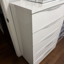 White ando legno chest