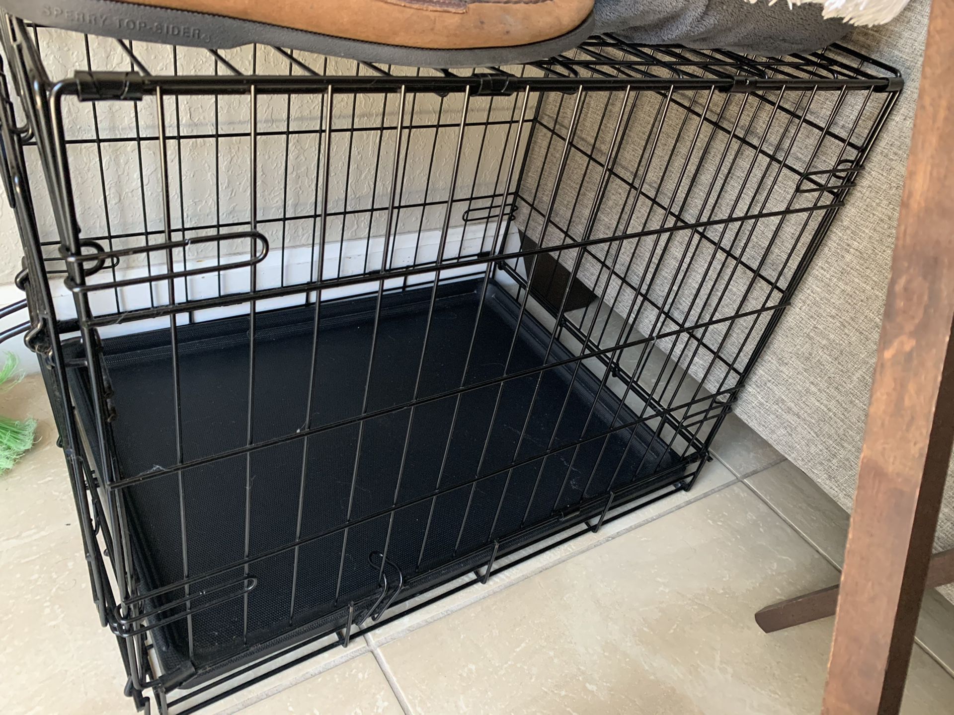 Dog crate with tray