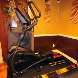 Sole E35 Elliptical (Almost New) GET RIGHT FOR THE SUMMER!